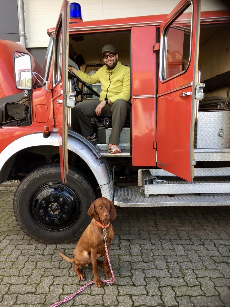 Andy und Nala bei der Inspektion des blauen Klaus (noch vor Kauf)