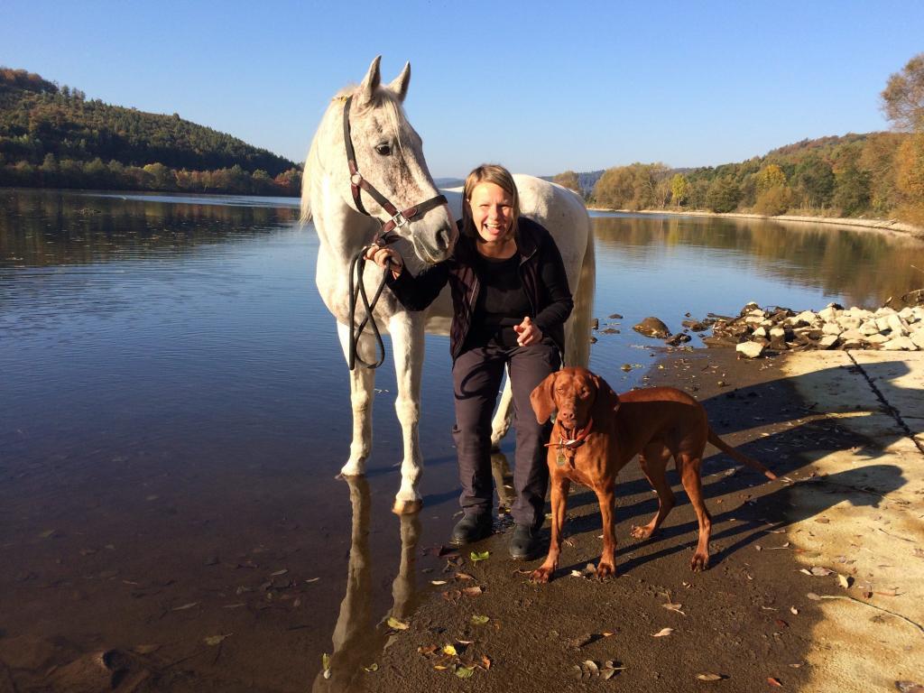 Elfi, Nala und Pancho am See