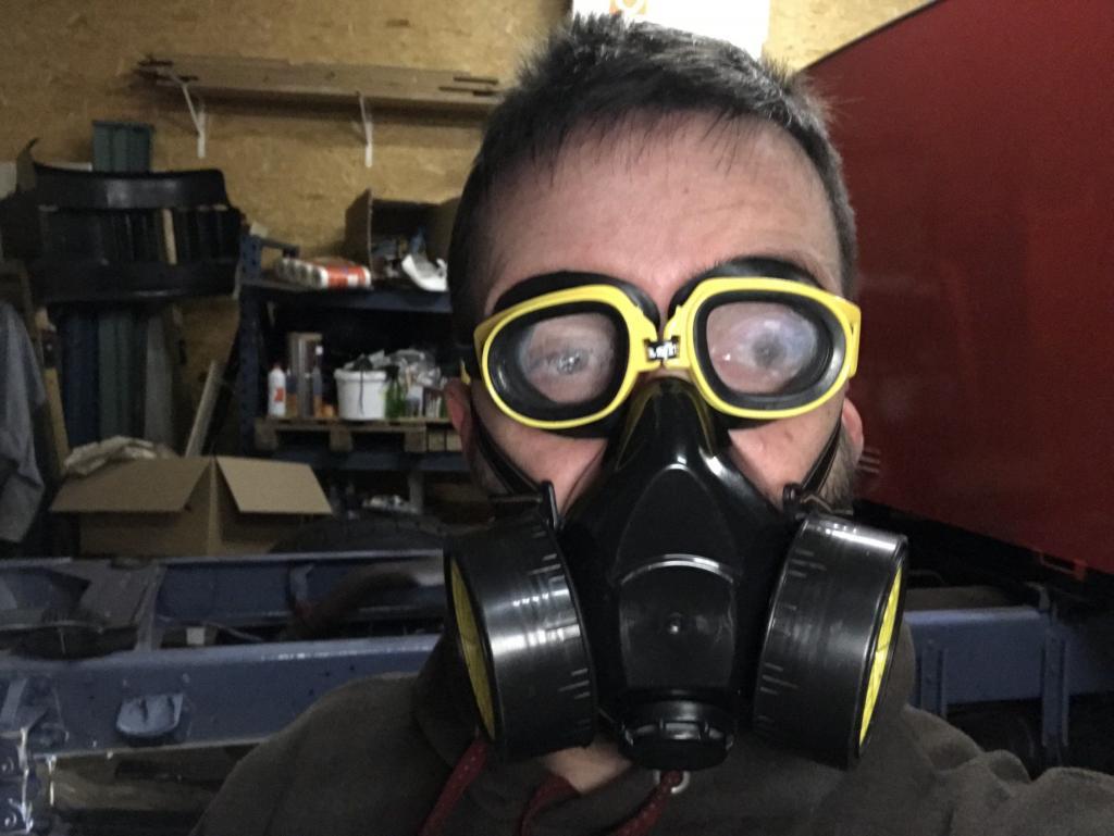 Arbeiten mit Schutzbrille und Atemmaske