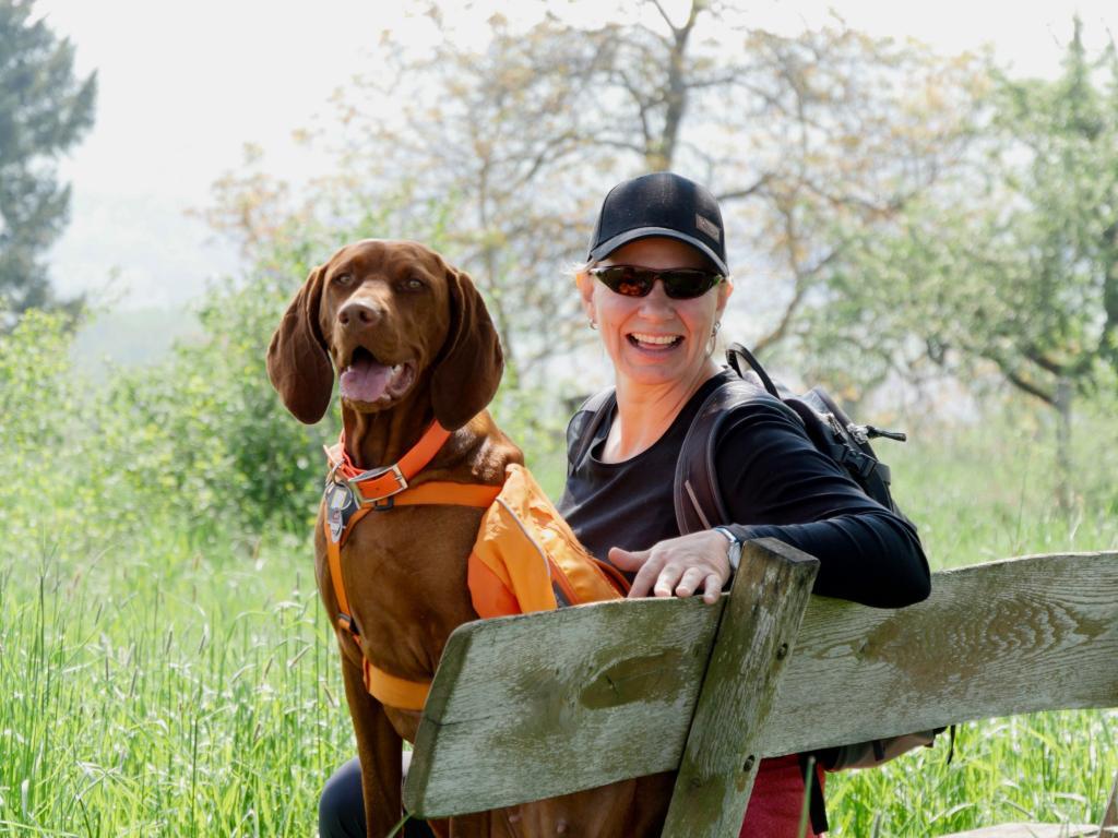 Elfi und Nala in den Obstgärten am Glauberg