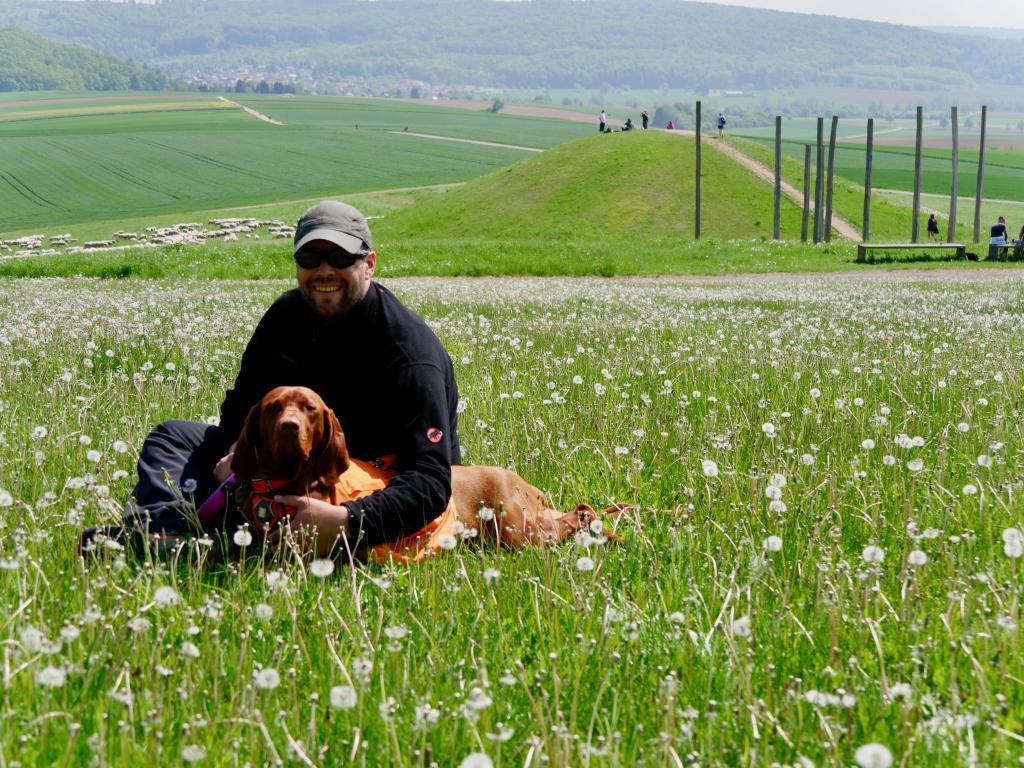 Nala und Andy vor dem Hügelgrab am Glauberg