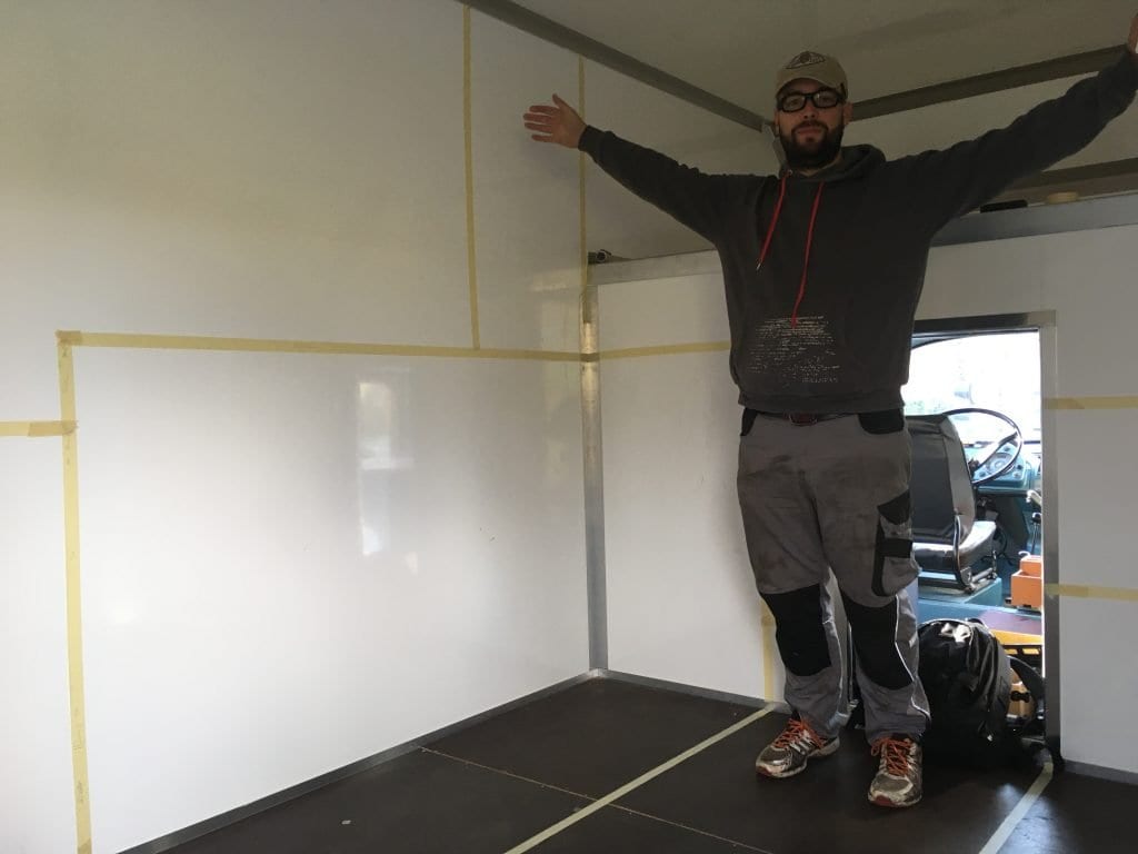 Die Linien an der Wand stellen die Küche und unseren Schrank dar.