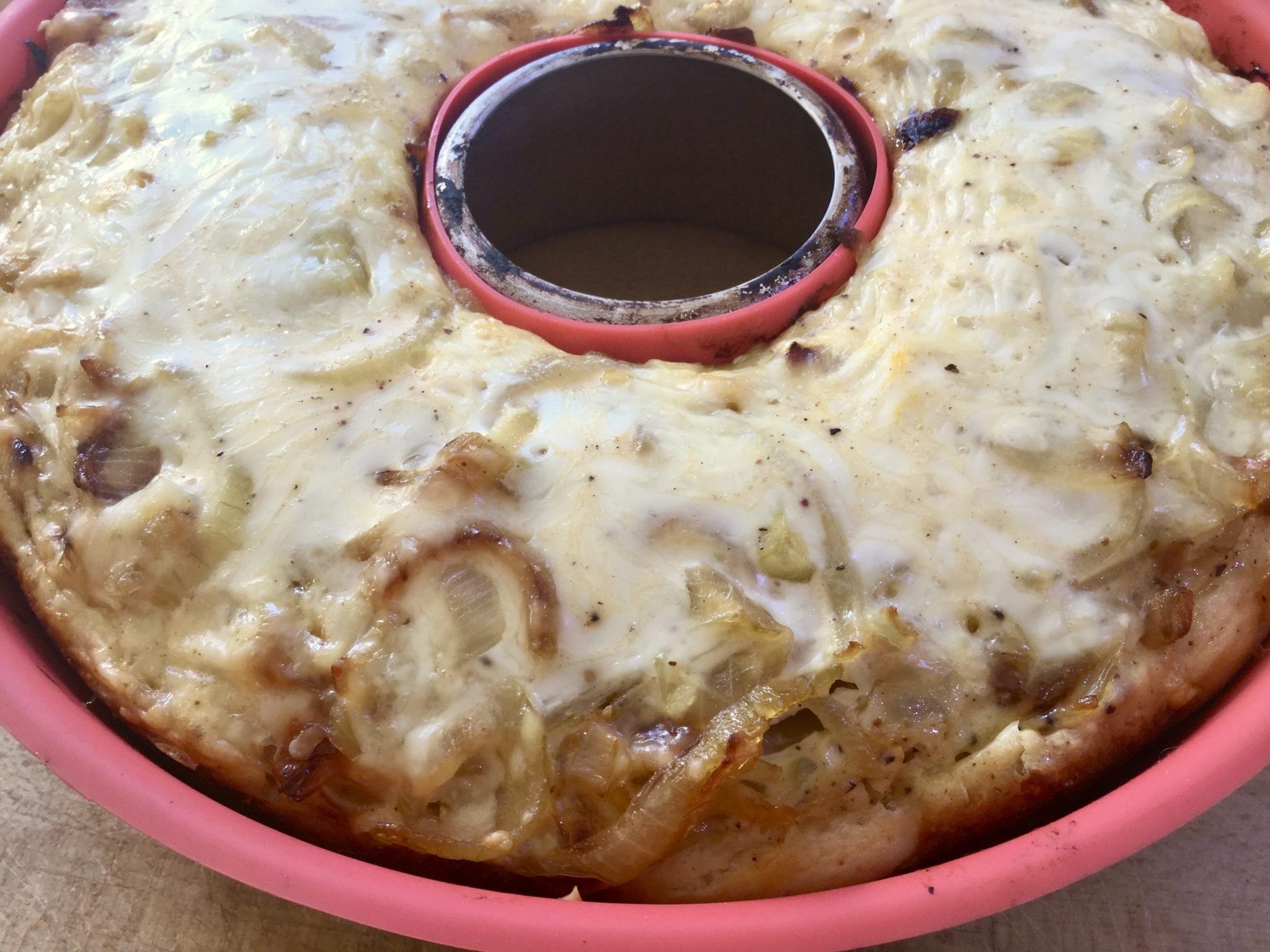 Würziger Zwiebelkuchen im Omnia grillen