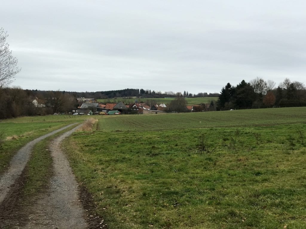 Am Horizont taucht Seidenroth auf.