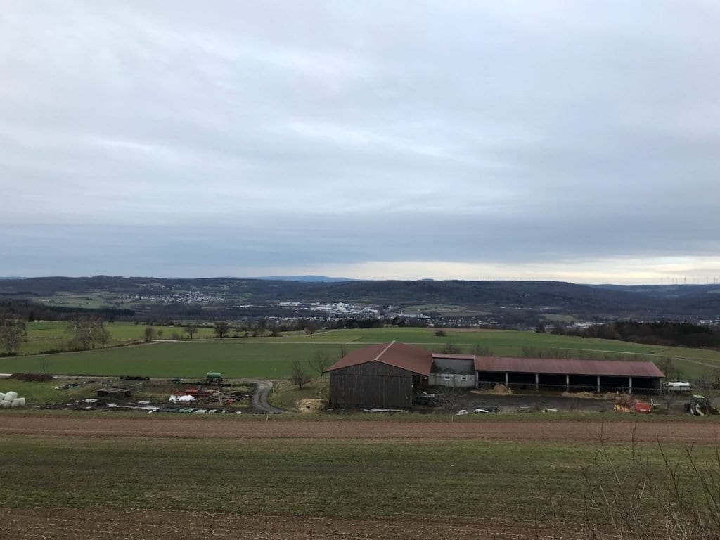 Die Aussicht von der Seidenröther Warte. Im Hintergrund liegt Steinau.