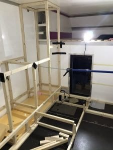 Das Grundgerüst unseres Wohnmobilausbaus entsteht