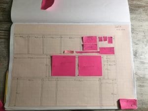 Planspiel wie Elektrik und Wasser im Boden verlegt werden