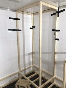 Der Küchenschrank wird an der Wand fixiert