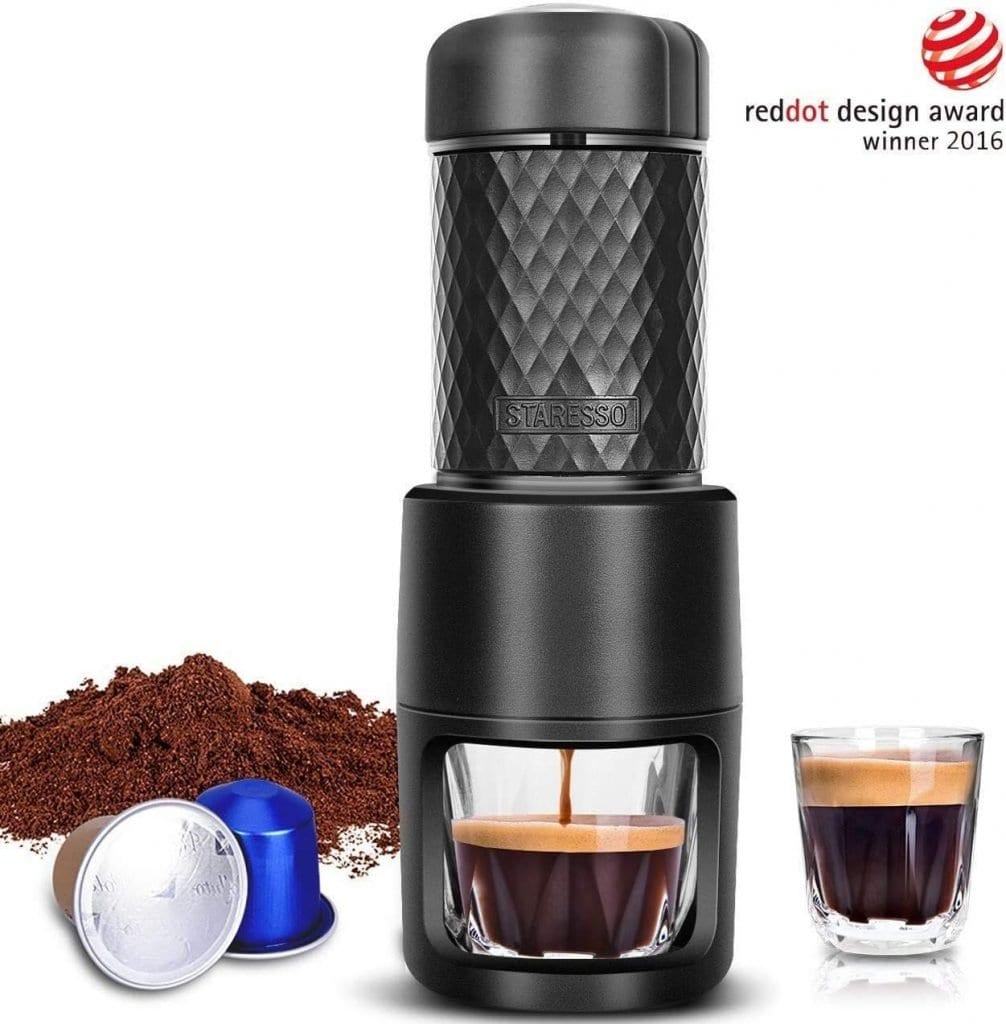 Die Reisekapselmaschine überrascht, da man sie auch mit normalen Kaffee nutzen kann und damit keine Kapseln braucht