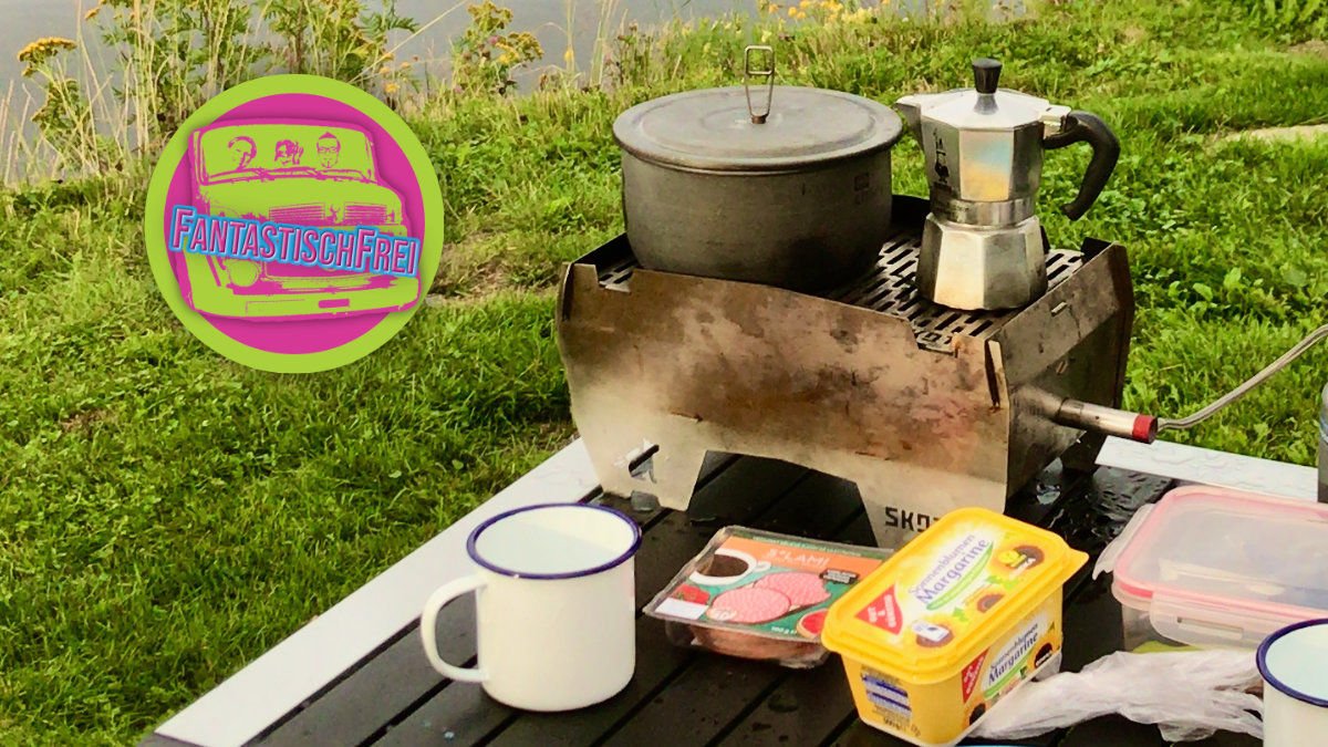 Unterwegs Kaffee kochen im Camper