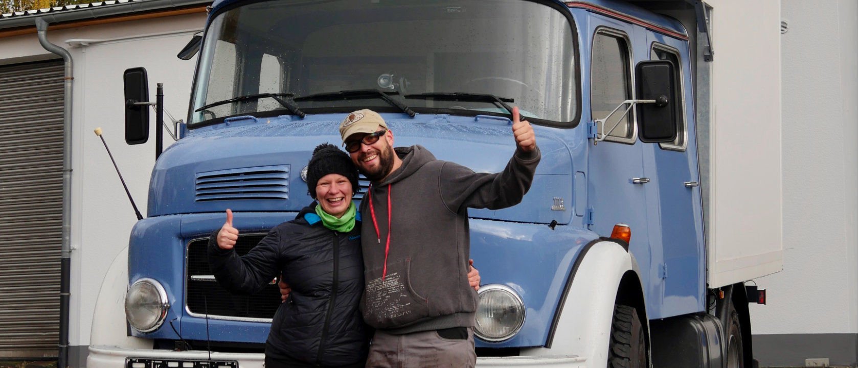 Elfi und Andy vor ihrem blauen Kurzhauber