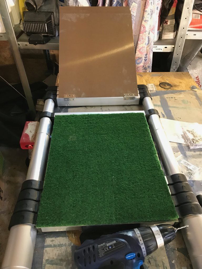Teppich mit doppelseitigen Klebeband an der Hundetreppe befestigt