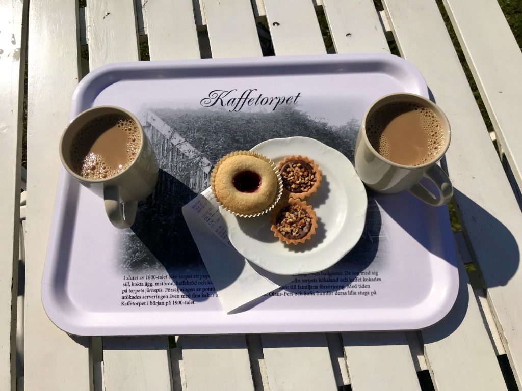 Von wegen, die können nur Knäckebrot. Leckeres schwedisches Gebäck und dazu einen Kaffee in der Sonne. Perfekt.