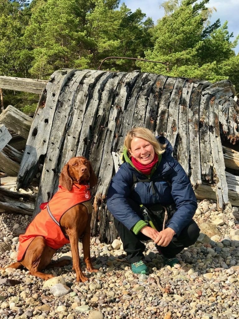 Elfi und Nala vor derm Wrack der Swiks