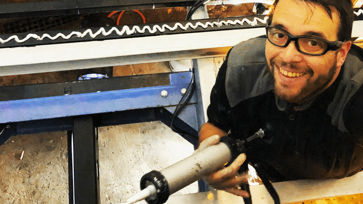 Bodenplatten im Expeditionsfahrzeug einbauen